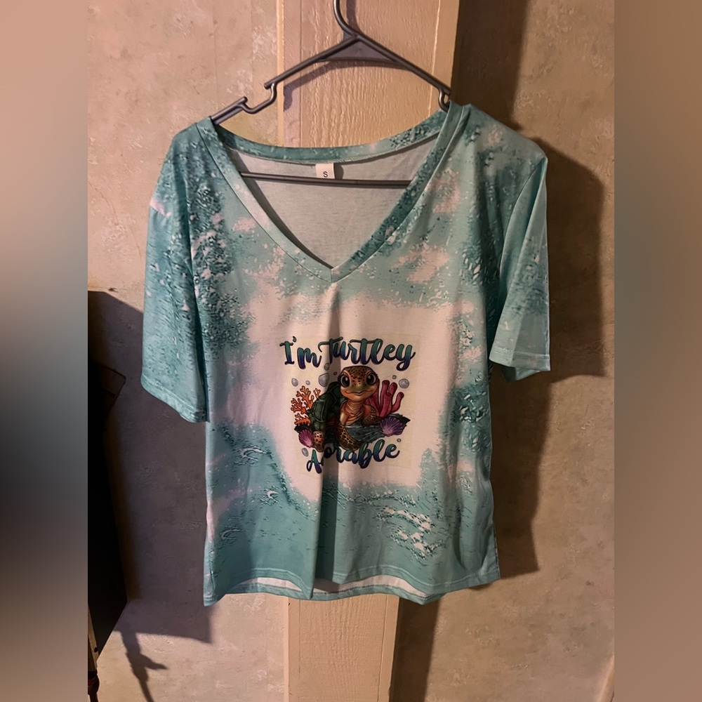 Women’s small turtley adorable shirt!